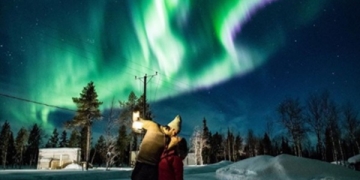 Finlandiya Lapland turuna çıkan ünlü çift kuzey ışıkları altında romantik anlar yaşadılar