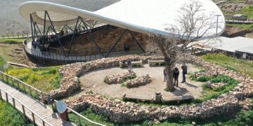 UNESCO Dünya Mirası Listesi'ndeki Göbeklitepe'de ara tatilde günde yaklaşık 5 bin kişi ziyaret ediyor.