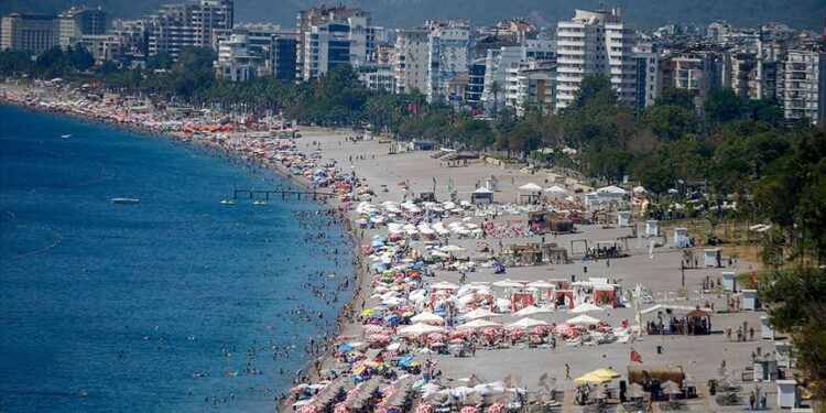 Antalyalı turizmciler ramazan bayramında olduğu gibi kurban bayramında da 9 günlük resmi tatil ilan edilmesini istiyor.