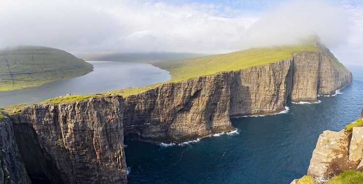 Faroe Adaları’nda bulunan Sørvágsvatn Gölü optik illüzyonun en güzel örneği... Sørvágsvatn Gölü turistlerin uğrak noktası durumunda.