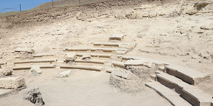 Kastamonu'nun Taşköprü ilçesinde bulunan Pompeiopolis Antik Kenti'ndeki tiyatro gün yüzüne çıkarıldı.