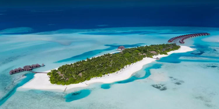 Anantara Dhigu Maldives Resort, Maldivler'in Güney Male Atolü'nde bulunan, aile dostu ve lüks bir tatil köyüdür.