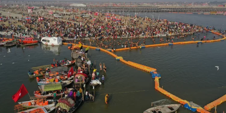 Kumbh Mela, Hindular için kutsal olan dört şehirde dönüşümlü olarak her 12 yılda bir düzenlenen bir festivaldir.