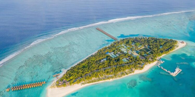 Meeru Island Resort, Maldivler’in başkenti Malé’deki Velana Uluslararası Havalimanı’ndan sadece 55 dakika uzaklıkta.